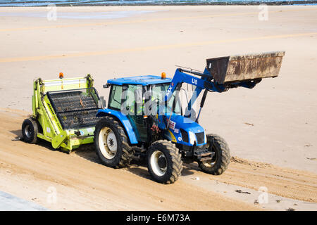 Badestrand Meer in Redcar gereinigt von den örtlichen Behörden über eine mechanische Traktor gezogen Maschine Arber Surf Rake Stockfoto