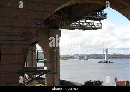 Ein Blick vom unter wurde die Forth Road Bridge mit den Fundamenten des die Queensferry Crossing im Hintergrund als es gebaut. Stockfoto