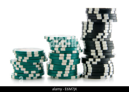 Drei Stapel von Casino-Chips in einer Reihe auf einem weißen Hintergrund isoliert. Stockfoto