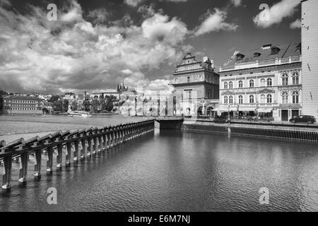 Prag-März 25, 2013:View von Strelecky Insel auf Novotny Steg neben der Karlsbrücke in Prag. Stockfoto