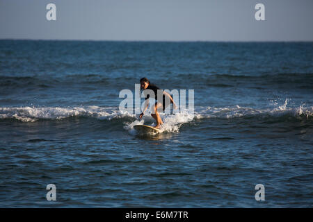 Frau auf Surfbrett Stockfoto