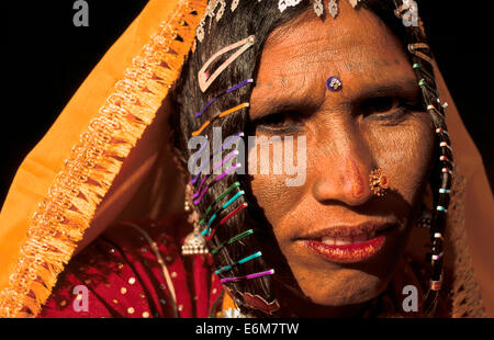 Traditionell gekleidete hindu Frau Leben in der Wüste Thar. Sie gehört zu einer niedrigen Kaste (Indien) Stockfoto