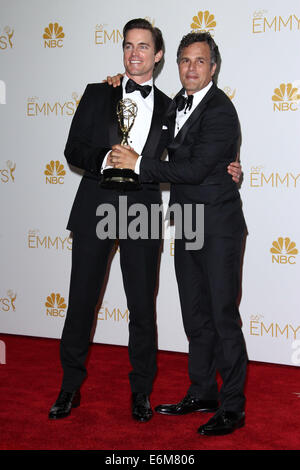 Los Angeles, Kalifornien, USA. 25. August 2014. Matt Bomer, Mark Ruffalo posieren im Presseraum während der 66. Annual Primetime Emmy Awards im Nokia Theatre L.A. Live am 25. August 2014 in Los Angeles, Kalifornien statt. Bildnachweis: TLeopold/Globe Fotos/ZUMA Draht/Alamy Live-Nachrichten Stockfoto