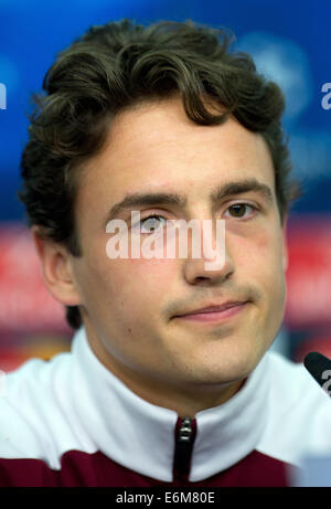 Leverkusen, Deutschland. 26. August 2014. Kopenhagens Thomas Delaney beantwortet Fragen während einer Pressekonferenz in Leverkusen, Deutschland 26. August 2014. Leverkusen spielen FC Kopenhagen im Rückspiel des Champions-League-Qualifikationsspiel am 27. August 2014. Leverkusen gewann das Hinspiel gegen Dänemark 3-2. Foto: FEDERICO GAMBARINI/Dpa/Alamy Live News Stockfoto