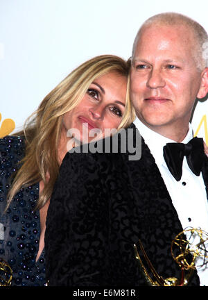 Los Angeles, Kalifornien, USA. 26. August 2014. Julia Roberts und Ryan Murphy stellen im Presseraum während der 66. Annual Primetime Emmy Awards im Nokia Theatre L.A. Live am 25. August 2014 in Los Angeles, Kalifornien statt. Bildnachweis: TLeopold/Globe Fotos/ZUMA Draht/Alamy Live-Nachrichten Stockfoto