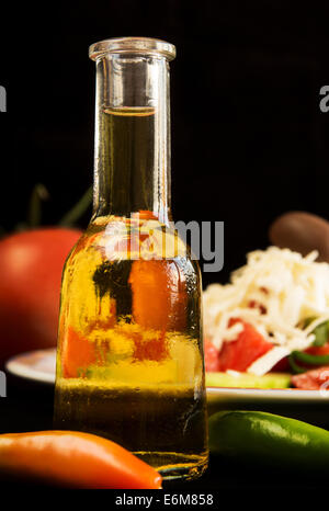 Traditionelle bulgarische kleine Flasche für Grappa auf schwarzem Hintergrund Stockfoto