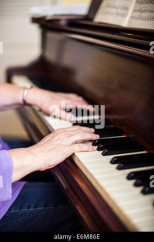 Ältere Frau, die Klavier spielen Stockfoto