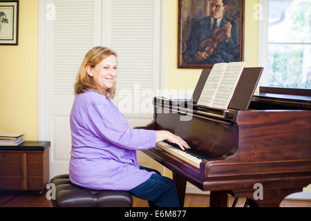 Frau spielt Klavier Stockfoto