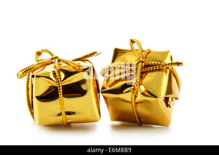 Zwei goldene Boxen isoliert auf weißem Hintergrund Stockfoto