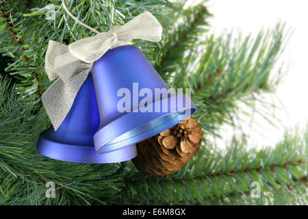 Weihnachtsglocken hautnah auf einem Weihnachtsbaum Stockfoto