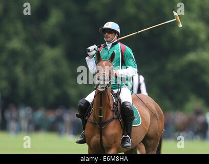 Adolfo Cambiaso spielt für Dubai gegen Talandracas im Veuve Clicquot Polo Gold Cup 2013 im Cowdray Park Polo Club Stockfoto