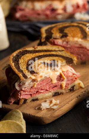 Hausgemachte Reuben Sandwich mit Corned Beef und Sauerkraut Stockfoto