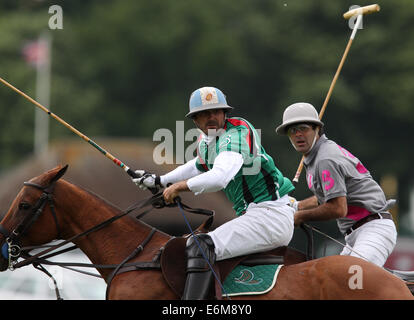 Adolfo Cambiaso (links) spielt für Dubai gegen Juan Martin Nero der Talandracas im Jahr 2013 Veuve Clicquot Polo Gold Cup Cowdray Stockfoto