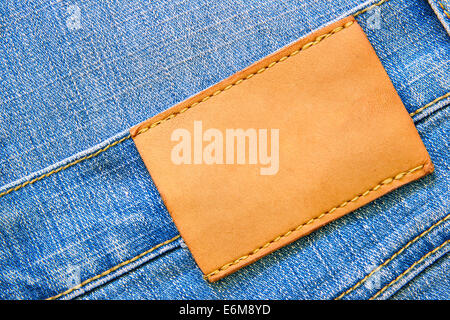 Blaue Jeans mit leeren Leder-Label für Ihren eigenen text Stockfoto