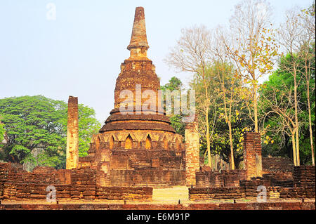 Ruinen in Si Satchanalai Geschichtspark bei Sonnenuntergang, Sukhothai, Thailand Stockfoto