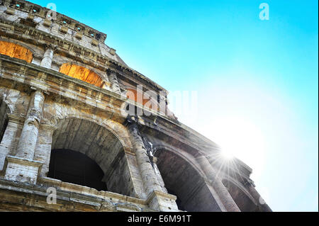 Close-up Details des Kolosseums mit Sonnenstrahlen. Rom, Italien Stockfoto