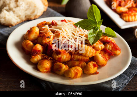 Hausgemachte italienische Gnocchi mit roter Sauce und Käse Stockfoto