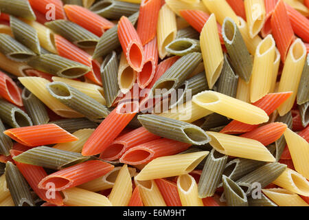 Bunte Penne Rigate Nudeln Hintergrund. Closeup. Stockfoto