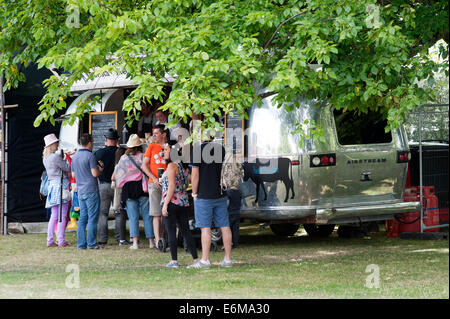 Menschen in die Warteschlange für Snacks an einem Thema american Diner an der siegreichen Festival 2014 Southsea England uk Stockfoto