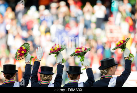 Caen, Frankreich. 26. August 2014. Deutsche Dressurmannschaft Kristina Sprehe (l-R), Helen Langehanenberg, Isabell Werth und Fabienne Luetkemeier gewann die Goldmedaille mit Ausrüstung-Chef Klaus Roeser auf der linken Seite bei den World Equestrian Games in Caen, Frankreich, 26. August 2014 feiern. Foto: ROLF VENNENBERND/Dpa/Alamy Live News Stockfoto