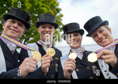 Caen, Frankreich. 26. August 2014. Deutsche Dressur team Isabell Werth (l-R), Fabienne Luetkemeier, Kristina Sprehe und Helen Langehanenberg feiern Gewinn der Goldmedaille bei den World Equestrian Games in Caen, Frankreich, 26. August 2014. Foto: ROLF VENNENBERND/Dpa/Alamy Live News Stockfoto