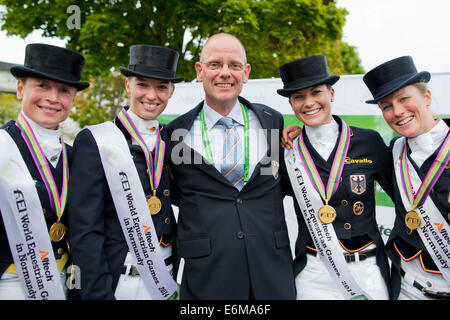 Caen, Frankreich. 26. August 2014. Deutsches Dressur-Team gewann die Goldmedaille mit Team-Coach Klaus Roeser (C) bei den World Equestrian Games in Caen, Frankreich, 26. August 2014 feiern Isabell Werth (l-R), Fabienne Luetkemeier, Kristina Sprehe und Helen Langehanenberg. Foto: ROLF VENNENBERND/Dpa/Alamy Live News Stockfoto