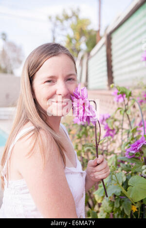 Nahaufnahme der Frau im Garten Stockfoto