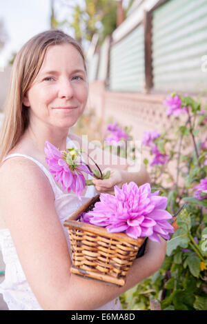 Nahaufnahme der Frau im Garten Stockfoto