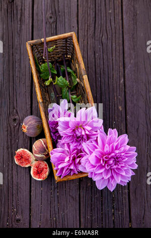 Nahaufnahme der Korb mit Blumen und Früchten Stockfoto