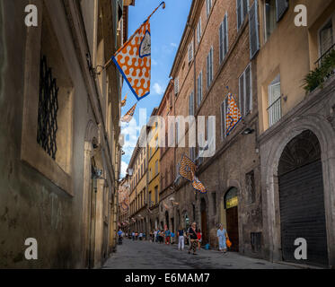 Menschen zu Fuß in die Altstadt von Siena am Tag des Palio, Toskana, Italien Stockfoto