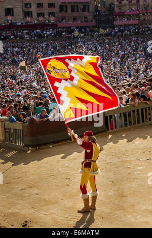 Mann trägt eine Flagge aus dem kleinen Tal der Ram Contrade, Pferderennen Palio di Siena, Siena, Toskana, Italien Stockfoto