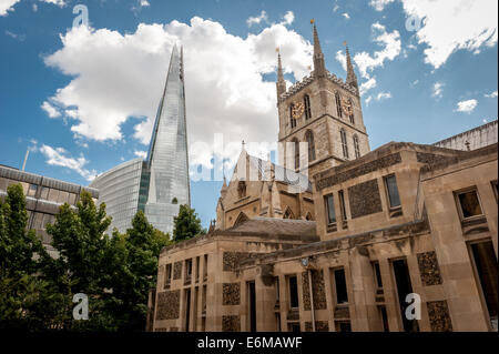 Southwark Cathedral in London, mit The Shard im Hintergrund. Stockfoto