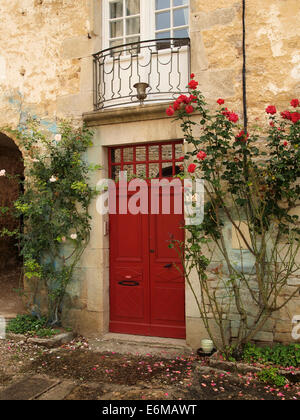 Rote Tür in Baume Les Messieurs, gilt als eines der schönsten Dörfer in Frankreich. Jura-Region. Stockfoto
