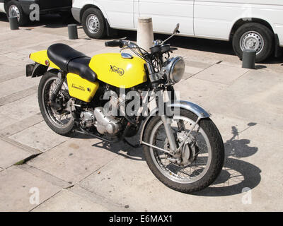 Gelbe Oldtimer Norton Commando 750 Motorrad geparkt auf einem Platz in Lons le Saunier, Region Jura, Frankreich Stockfoto