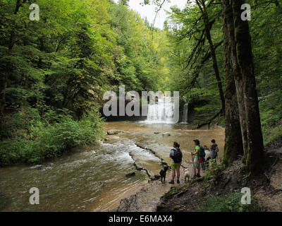 Touristen auf dem Wanderweg bei Cascades de Herisson Wasserfällen, Region Jura, Frankreich Stockfoto