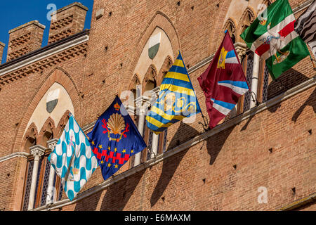 Siena am Tag des Palio Pferderennen mit Fahnen und Transparenten verzieren das Rathaus, Siena, Italien Stockfoto