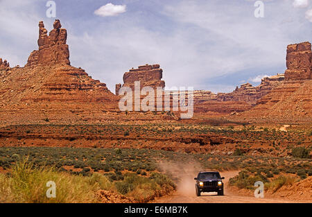 Jeep Cherokee Fahrt auf das Tal der Götter Straße Utah USA Stockfoto