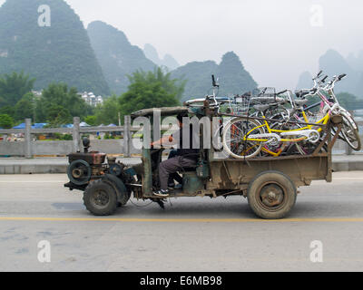 Chinesischen Lkw Transport der Fahrräder Stockfoto