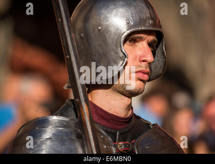 Ein Porträt eines Mannes in historischer Tracht, Ritter in Rüstung mit Helmen, Palio di Siena, Siena, Toskana, Italien Stockfoto