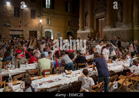 Civetta (Eule) Contrada (Bezirk) Mahlzeit vor dem Palio, Siena, Toskana, Italien Stockfoto