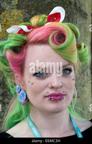 junge Frau mit Piercings und Multi farbige Haare an der siegreichen Festival 2014 Southsea England uk Stockfoto