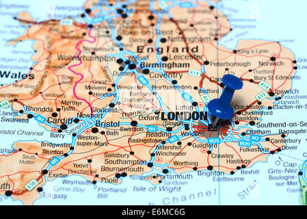 London, fixiert auf einer Karte von Europa Stockfoto