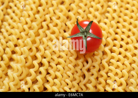 Fusilli Nudeln (Fusilli Lunghi Bucati) und Cherry Tomaten. Stockfoto