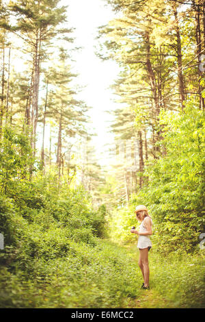 Junge Frau im Wald Stockfoto