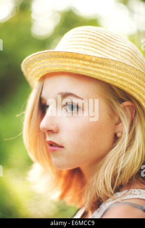 Junge Frau im Wald Stockfoto