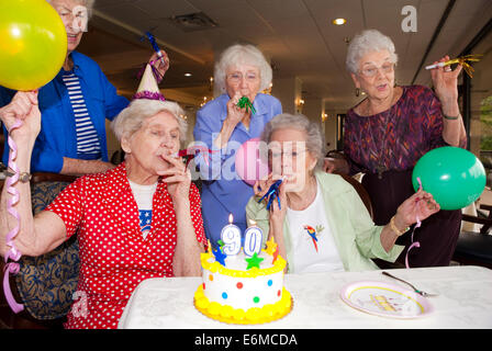 Ältere Frauen feiert Geburtstag Stockfoto