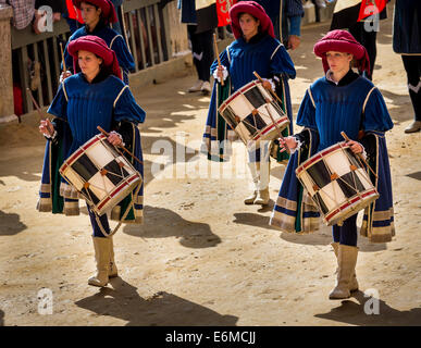 Weibliche Trommler bei der historischen Parade vor das Pferderennen Palio di Siena, Siena, Toskana, Italien Stockfoto