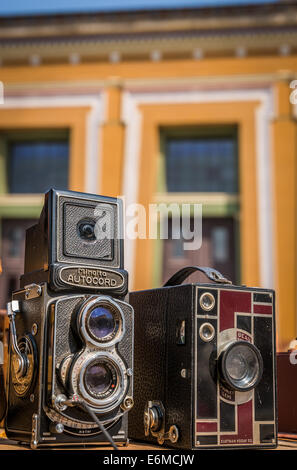Alte Kameras zum Verkauf an den wöchentlichen Antiquitäten Markt vor Thorvaldsen Museum, Kopenhagen, Dänemark, Skandinavien, Europa Stockfoto