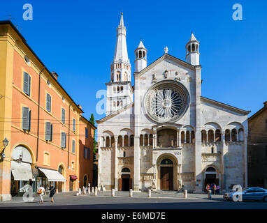 Die Westfassade des Duomo, Piazza Duomo, Modena, Emilia Romagna, Italien Stockfoto