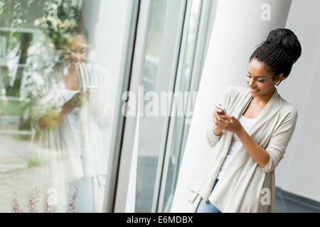 Hübsche junge Frau im Büro Stockfoto